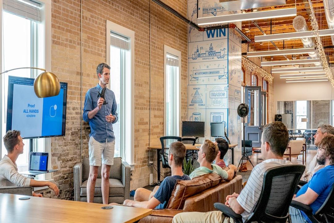Striking a Balance: Navigating the Intersection of Simplicity and Sophistication in Fintech Marketing